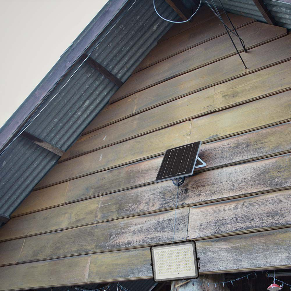 V-TAC Faro LED con Telecomando e Pannello Solare 20W (180W) - immagine 4